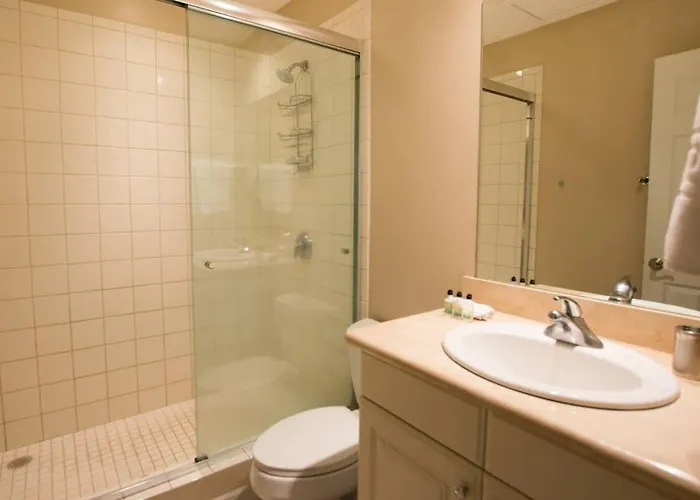 Colorful 3-bd Unit Opening On Pool Coco