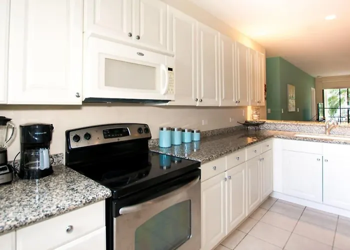 Colorful 3-bd Unit Opening On Pool Coco