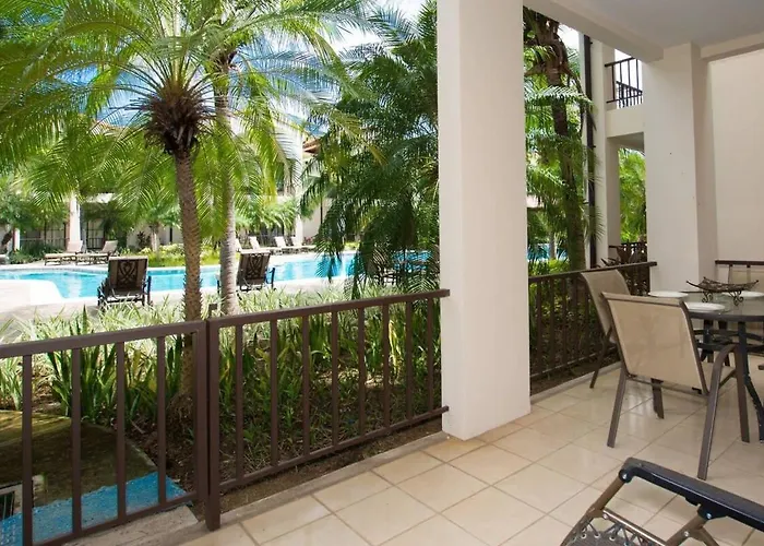 Colorful 3-bd Unit Opening On Pool Ferienhaus Coco