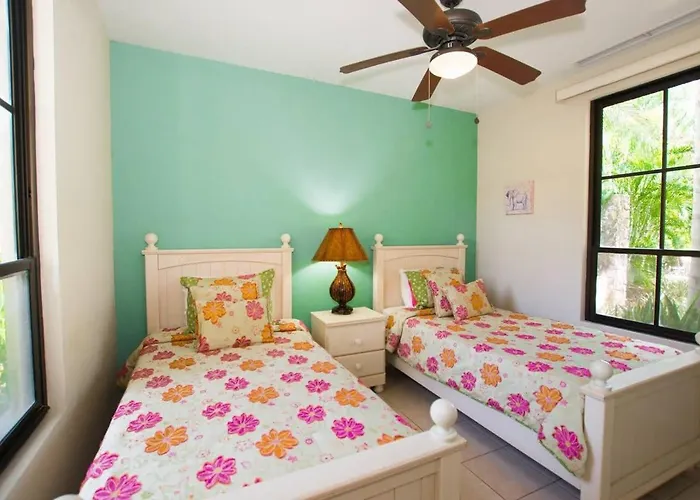 Colorful 3-bd Unit Opening On Pool Ferienhaus *