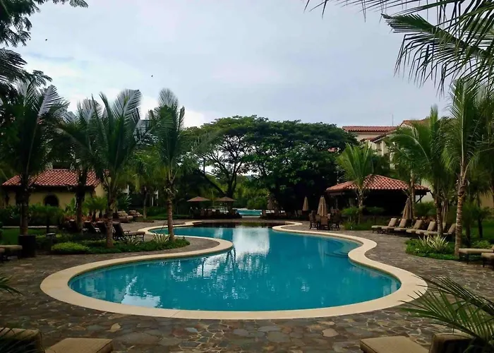 Colorful 3-bd Unit Opening On Pool Ferienhaus Coco