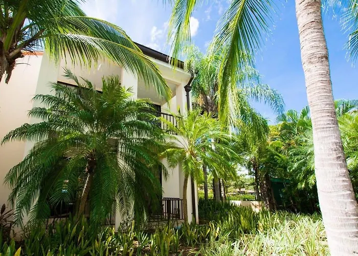Colorful 3-bd Unit Opening On Pool