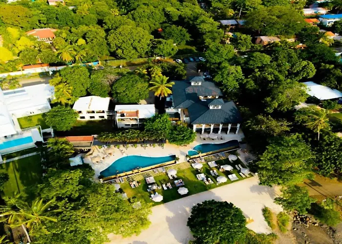 Colorful 3-bd Unit Opening On Pool