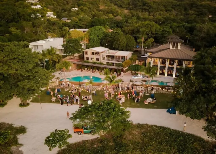 Colorful 3-bd Unit Opening On Pool *