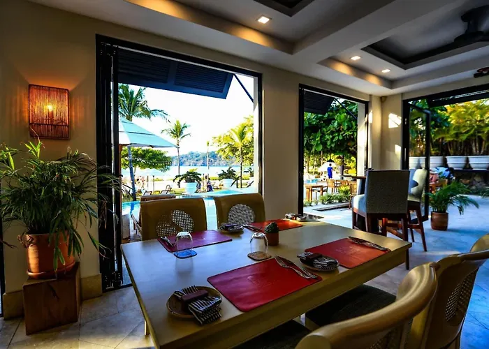 Colorful 3-bd Unit Opening On Pool Ferienhaus